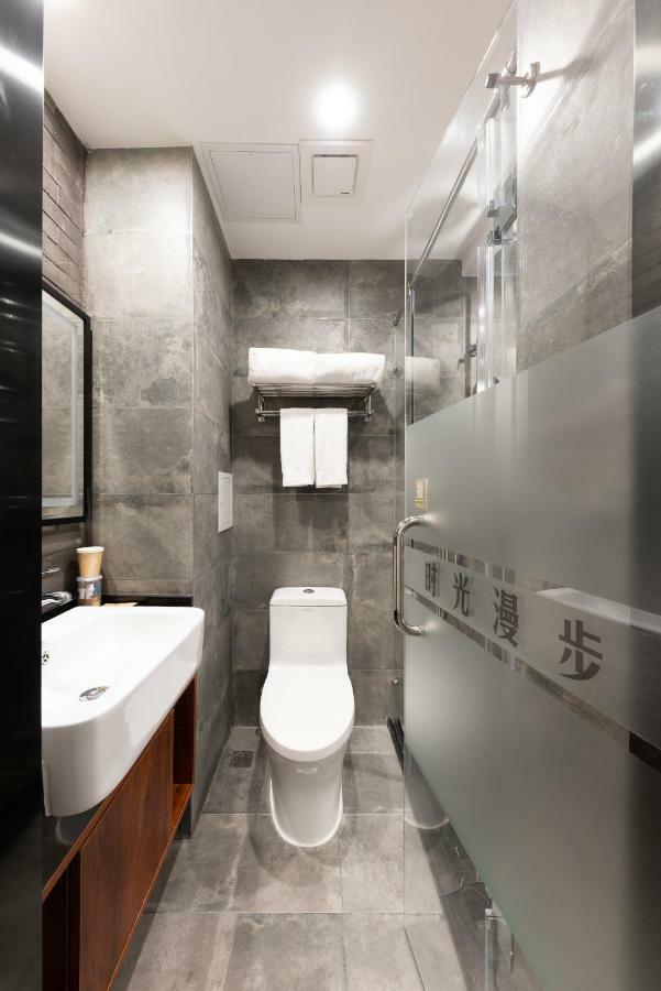 Nostalgia Hotel Near Prince Gong'S Mansion- Beihai Park, Tian'Anmen Square, Nanluoguxiang Hutong, Huguosi Hutong Snack Street, 5 Minutes Walk Away From Ping'Anli Subway Station, Free Ice Cream And Laundry Service,English Communication Well Pékin  Extérieur photo